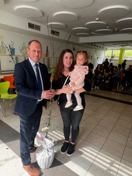 Občina obdarovala novorojenčke s sadikami sadnega drevesa 8